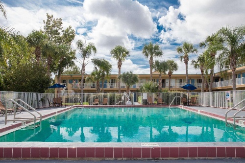 Days Inn by Wyndham Daytona Beach Speedway image 1