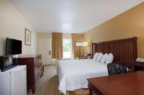 Days Inn by Wyndham Daytona Beach Speedway image 10