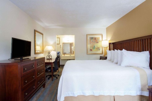Days Inn by Wyndham Daytona Beach Speedway image 12